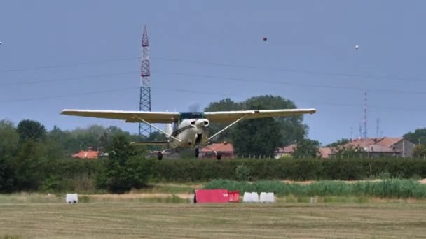 Privé Cessna vliegtuig stijgt op vanaf een landelijk vliegveld in de blauwe zonnige hemel — Stockvideo