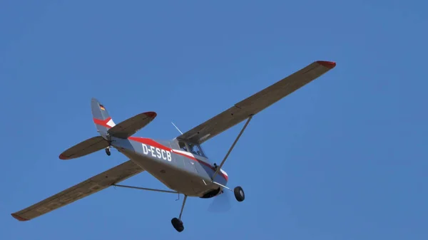 Aviones históricos de aviación general en gris metal y moscas rojas en un cielo azul — Foto de Stock