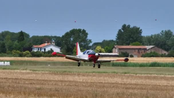 SIAI Marchetti SF-260 Hochleistungs-Propellerflugzeug hebt ab — Stockvideo