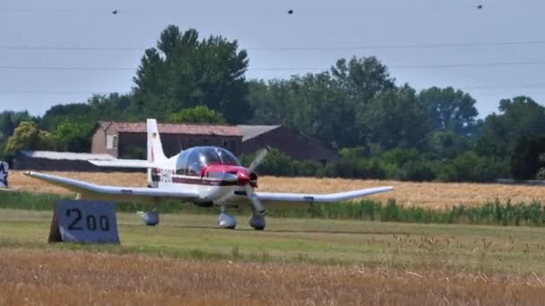 Robin DR400 algemene luchtvaart particuliere enkelmotorige propeller vliegtuig landing — Stockvideo