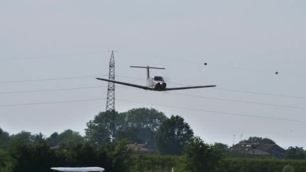 Höghastighetspass på låg höjd för ett propellerflygplan med en enda motor — Stockvideo