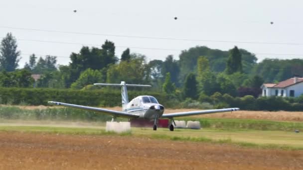 Piper PA-28 Turbo Arrow genel havacılık tek motorlu küçük uçak kalkıyor — Stok video