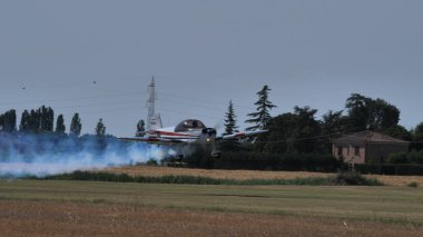Uçak bulutsuz mavi gökyüzünde dublörlük yapıyor.