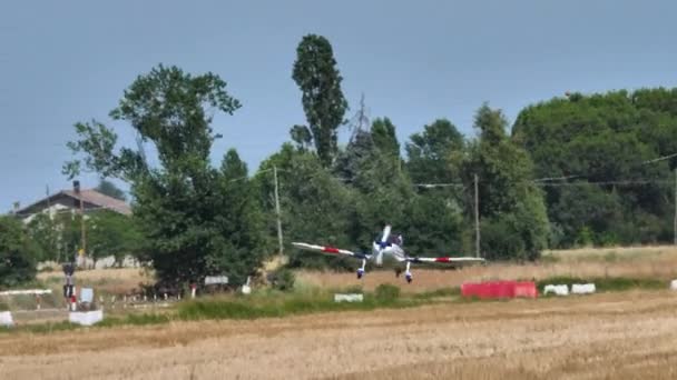 Aterrizaje de emergencia de un pequeño avión de hélice perfectamente ejecutado por un piloto experto — Vídeos de Stock