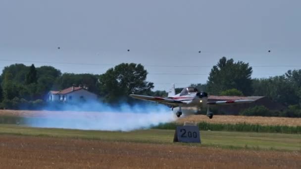 Espectacular despegue de un avión aerobático vintage blanco con humo en — Vídeos de Stock