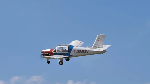 Avion privé d'aviation générale vintage en vol dans le ciel bleu. Espace de copie. — Photo