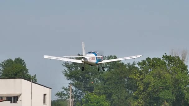 Un pequeño avión monomotor despega en el campo. Vídeo de aviación 4K — Vídeos de Stock