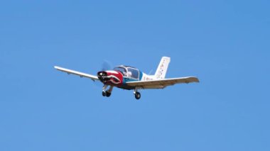 Mavi gökyüzünde uçan pervane düzlemi