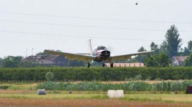 Güzel pervane düzlemi, köpek balığı ağzı burun topraklarında çizilmiş. 