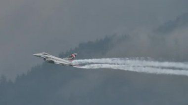 Alp Vadisi 'ndeki gri bulutlu hava muharebesinde iki askeri uçak.