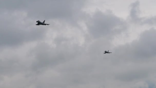 Savaş uçakları bulutlu havada alçak irtifada köpek dövüşü yapar. — Stok video