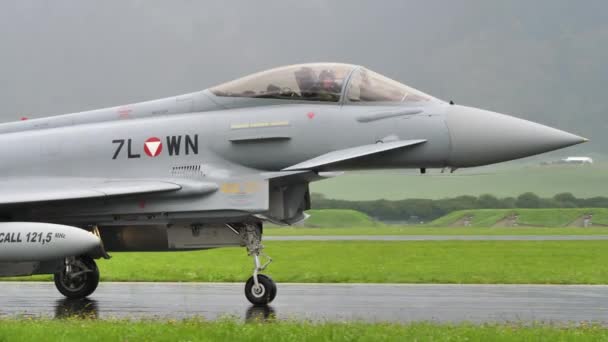 Eurofighter Typhoon från österrikiska flygvapnets taxning vid Zeltweg Air Base — Stockvideo