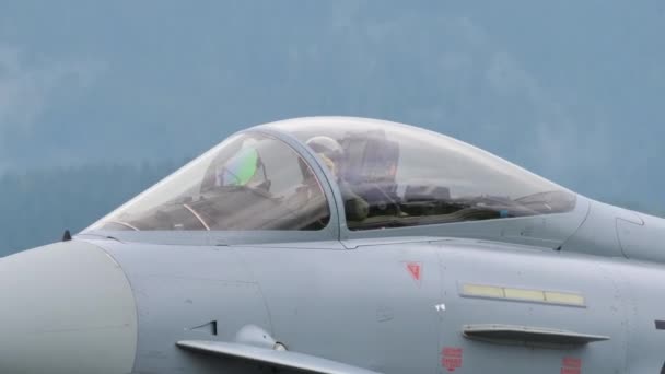 Piloto militar saúda do cockpit de um avião a jato de caça moderno — Vídeo de Stock