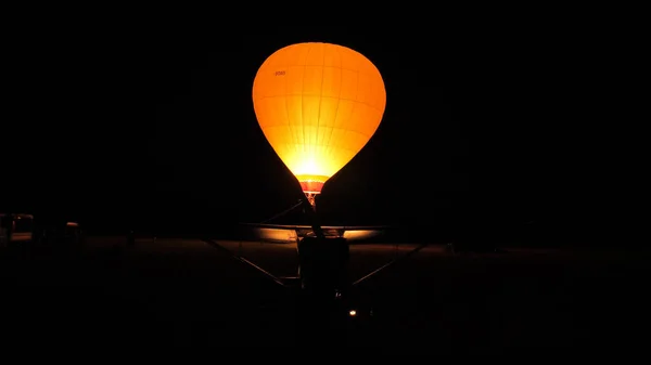 Balão de ar quente iluminado pela chama de gás durante a noite — Fotografia de Stock