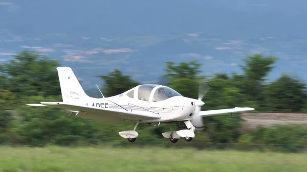 Avión ultraligero aterrizando en una pista de aterrizaje rural en un día soleado de verano — Foto de Stock