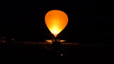 Sıcak hava balonu gece aydınlandı.