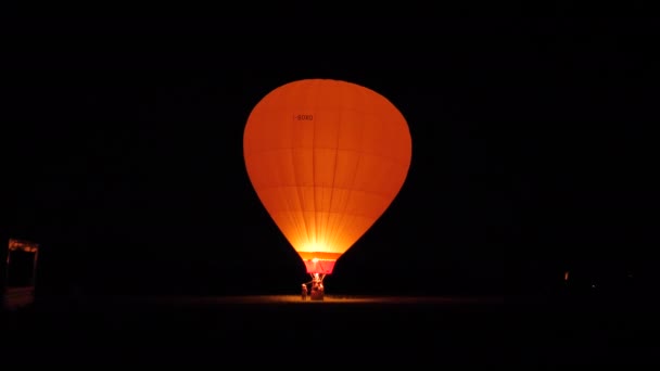 Varmluftsballong upplyst på natten — Stockvideo
