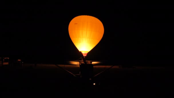 Hot air balloon illuminated in the night — Stock Video