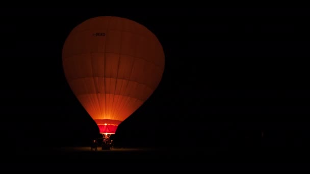 Sıcak hava balonu gece gaz alevi tarafından aydınlatıldı. — Stok video