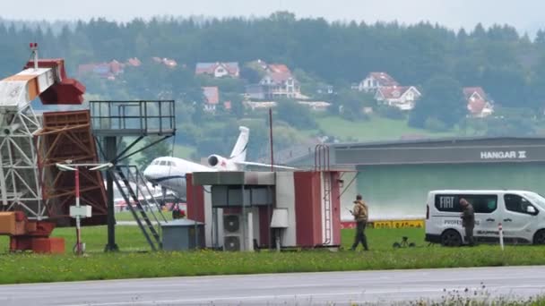 Företagsjet för affärsman med förstklassig livsstil lyfter — Stockvideo