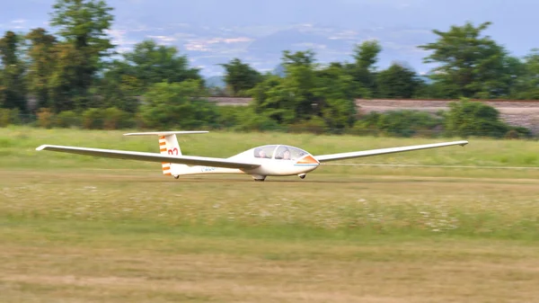 Glider pronto para decolar rebocando com uma corda por um avião de hélice — Fotografia de Stock