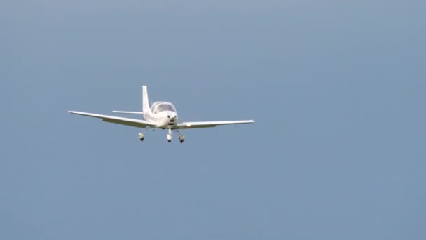 Avión ultraligero aterrizando en una pista de aterrizaje rural en un día soleado de verano — Vídeos de Stock