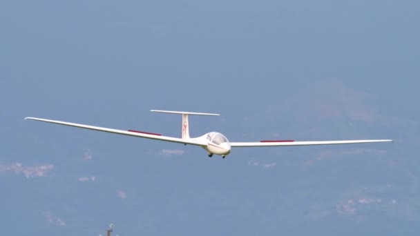 Planeador, planeador, aterrizaje en la pista de aterrizaje de hierba de un aeropuerto de campo — Vídeos de Stock