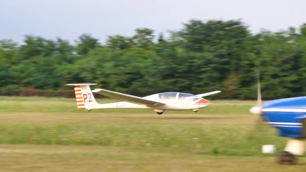 Aereo a vela, aliante, decollo aria trainata da una piccola elica aereo — Video Stock