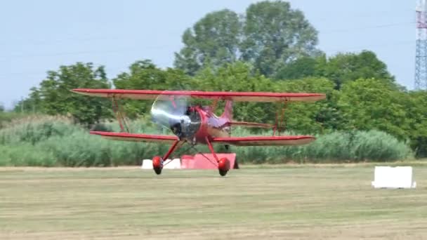 Aviones biplanos rojos históricos despegan rodeados de campos amarillos — Vídeo de stock