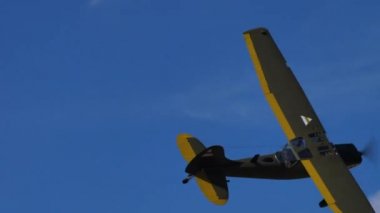 Kahverengi ve koyu yeşil kamuflajlı tarihi askeri pervane uçağı.