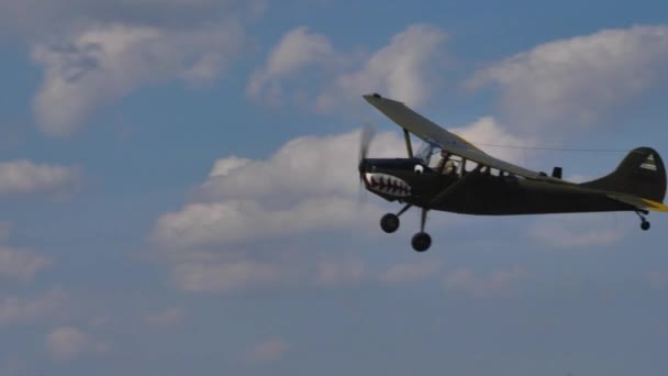 Verbindungs- und Beobachtungsflugzeuge der 1950er Jahre und des Vietnamkrieges im Flug — Stockvideo