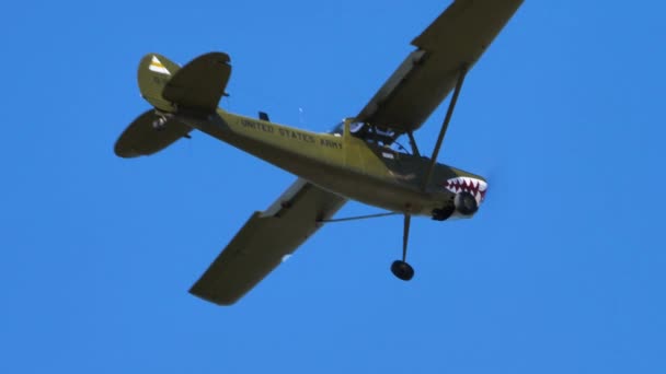 Cessna askeri uçakları köpekbalığı ağzı ile boyanmış mavi gökyüzünde alttan sinekler — Stok video