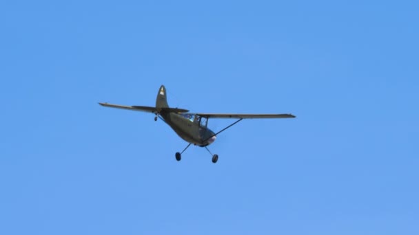 A repülő a kék égen repül egy gyönyörű nyári napon. — Stock videók
