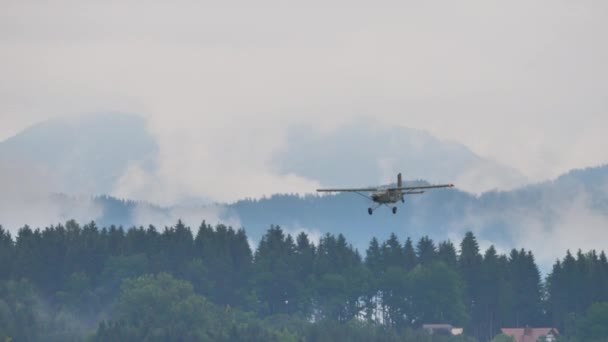 Pilatus PC-6 Turbo Porter Užitkové letouny STOL rakouského letectva pro přistání — Stock video