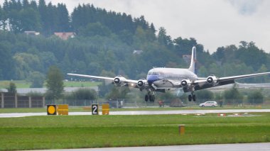Pervane 1950 'lerden kalma dört motorlu bir uçak.