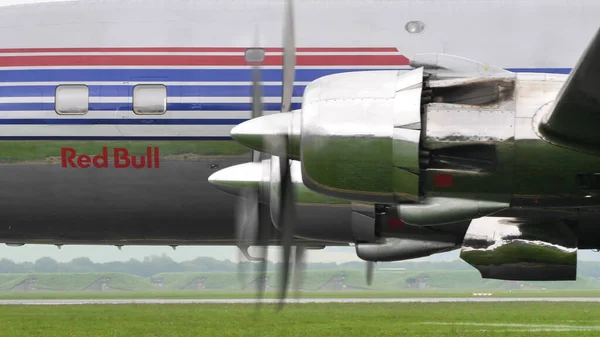 1950年代の航空会社の2つの大きな星のピストンエンジンのクローズアップビュー — ストック写真