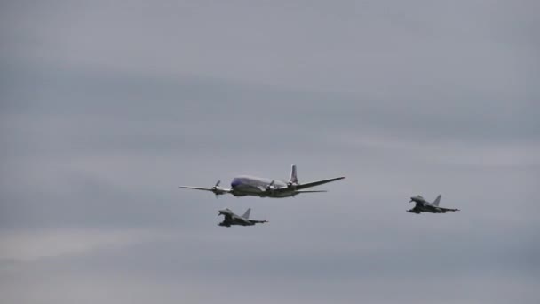 Formation eines historischen Passagierflugzeugs aus den 1950er Jahren mit modernen Kampfjets — Stockvideo