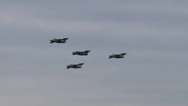 Cuatro aviones militares en vuelo en formación en el cielo nublado. Copiar espacio —  Fotos de Stock