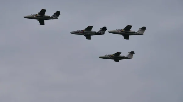 Vier Militärflugzeuge im Formationsflug am bewölkten Himmel. Kopierraum Stockfoto