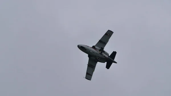 Aviões a jacto cinzentos voam num céu cinzento e nublado. Espaço de cópia — Fotografia de Stock
