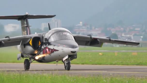 Ancien avion militaire biplace d'entraînement à réaction circulant sur la piste de l'aéroport — Video