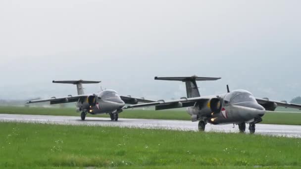 Στρατιωτικά αεριωθούμενα αεροπλάνα που τροχοδρομούν στο διάδρομο αεροδρομίου — Αρχείο Βίντεο