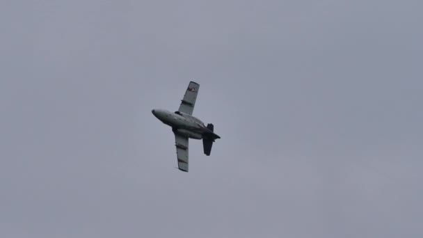 Swedish high wing twin jet trainer αεροσκάφος inflight κατά τη διάρκεια μιας επίδειξης — Αρχείο Βίντεο