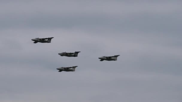 Formación de 4 aviones de reacción militares en vuelo. Vídeo militar 4K — Vídeo de stock