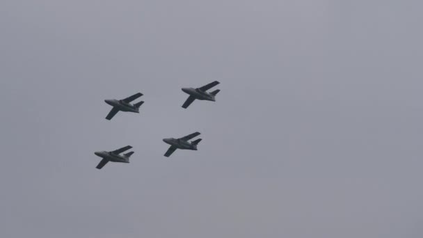 Formación de 4 aviones de entrenamiento militar a reacción en vuelo demuestran la habilidad de los pilotos — Vídeos de Stock