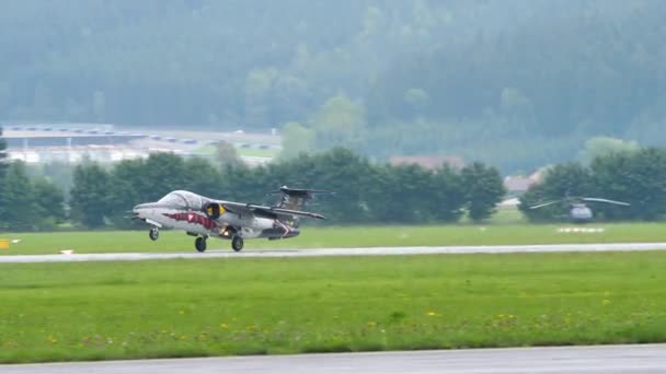 Avión a reacción corre en la pista con la nariz hacia arriba para ralentizar después del aterrizaje — Vídeos de Stock