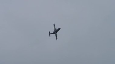 Kanatlarında kedi gözleri olan bıçaklı askeri jet uçağı.