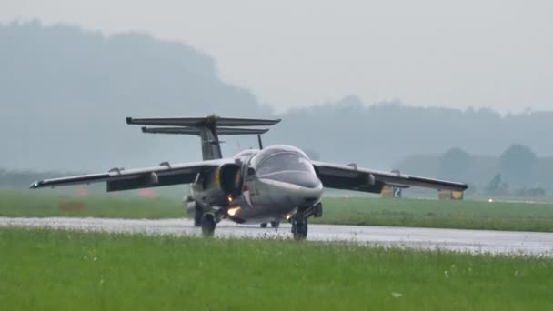 滑走路を滑走路とする二つの歴史的軍用ジェット機の近景 — ストック動画