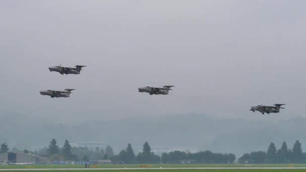 Όμορφη απογείωση σε στενό σχηματισμό τεσσάρων στρατιωτικών αεροπλάνων τζετ — Αρχείο Βίντεο