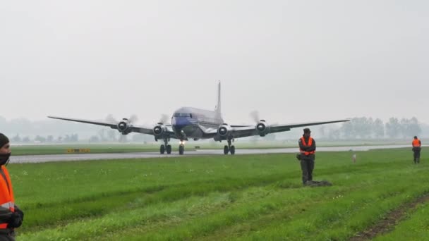 Vídeo raro de uma hélice histórica transporte de avião de passageiros na pista — Vídeo de Stock